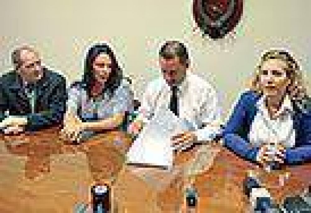 Firman primer contrato con Colectivo Trans