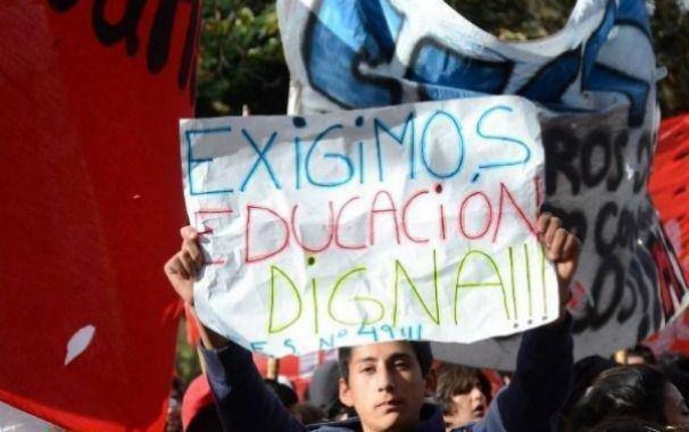 Denuncian el ingreso de �patotas� a escuelas tomadas