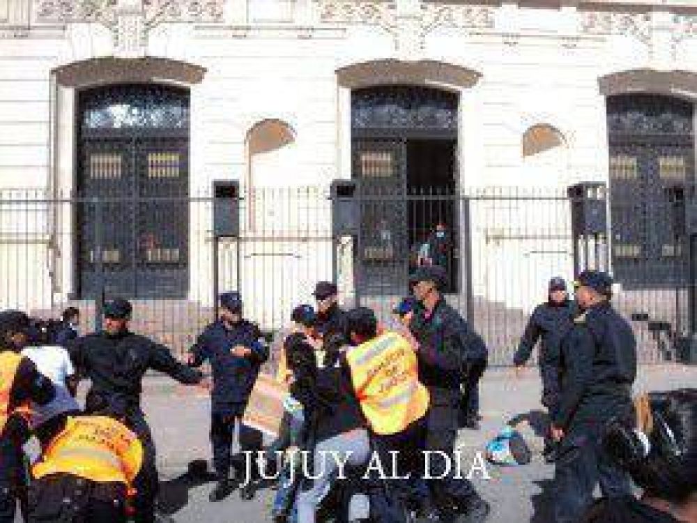 Mujeres y ni�os de Tilcara fueron desalojados por la fuerza por la polic�a