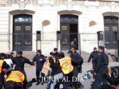 Mujeres y ni�os de Tilcara fueron desalojados por la fuerza por la polic�a