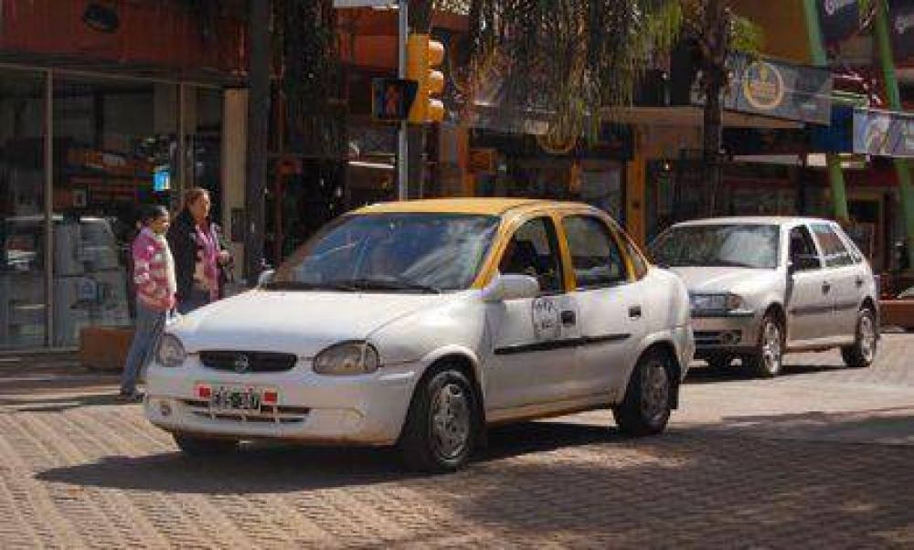 Taxis en Posadas: la bajada de bandera cuesta $8