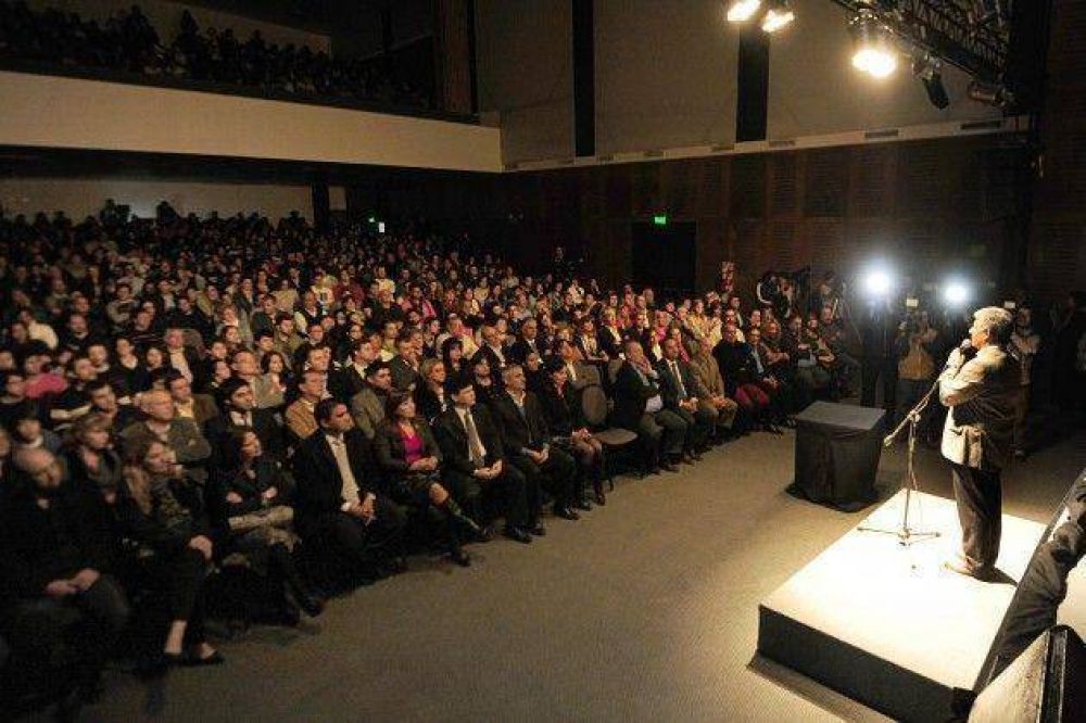 La sala teatral �Calle Angosta� abri� sus puertas