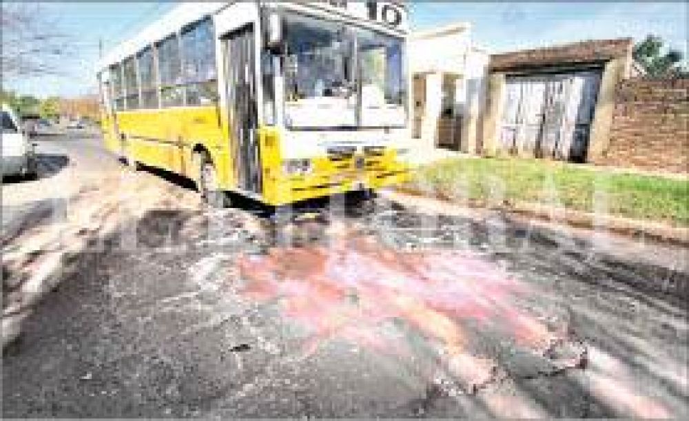 Un bache complica el desv�o de tr�nsito en Arist�bulo del Valle