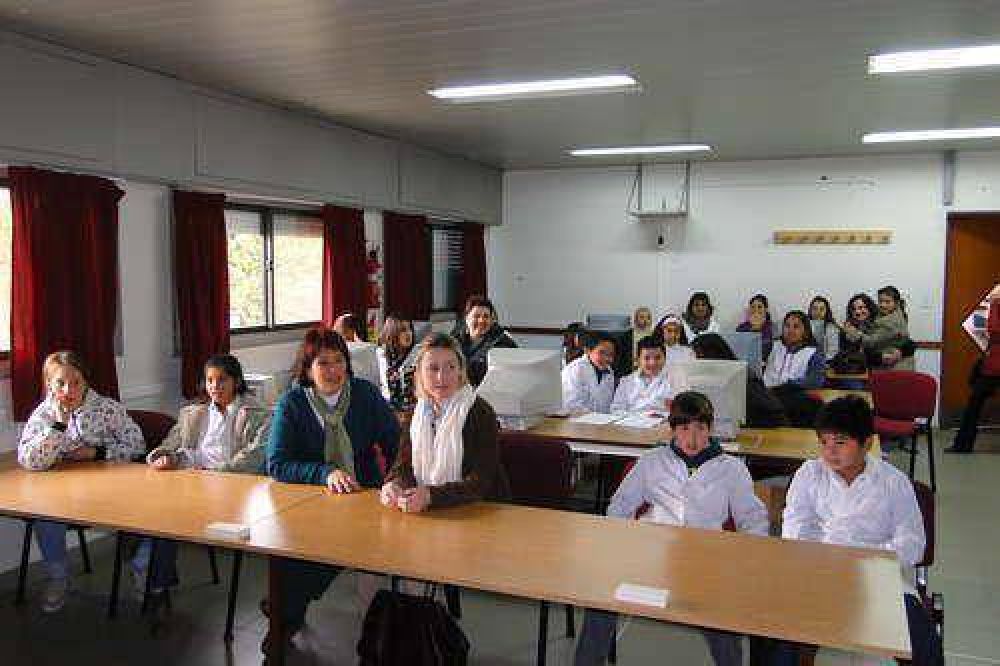 Teleconferencia entre alumnos de Azul y estudiantes de Espa�a y Brasil  