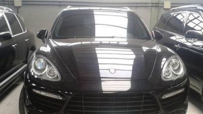 Allanan el galp�n donde L�zaro B�ez guarda su flota de autos de lujo