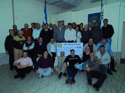 Rotary Barnech entreg� de un cheque al Hospice