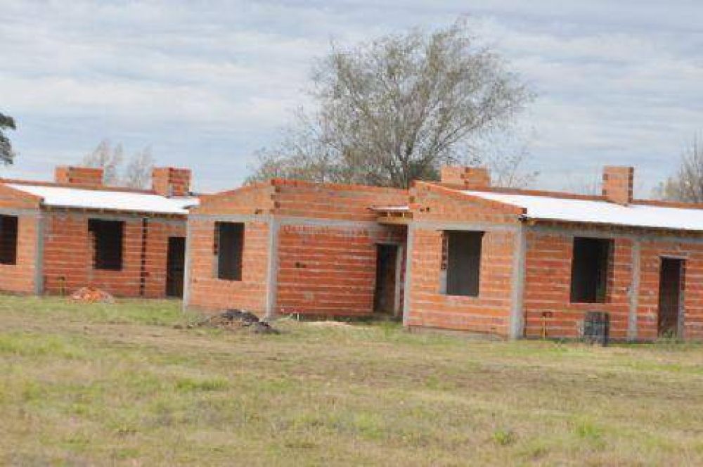 Avanzan obras de construcci�n de viviendas