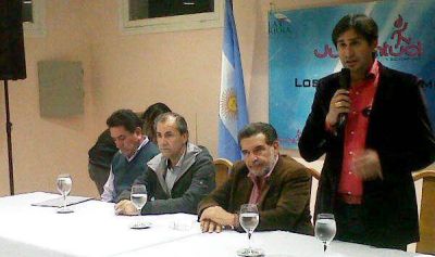 Entregan microcr�ditos a 36 familias riojanas