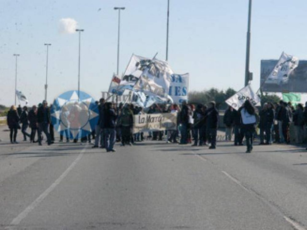 Estatales cortaron la autopista