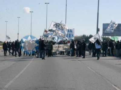 Estatales cortaron la autopista