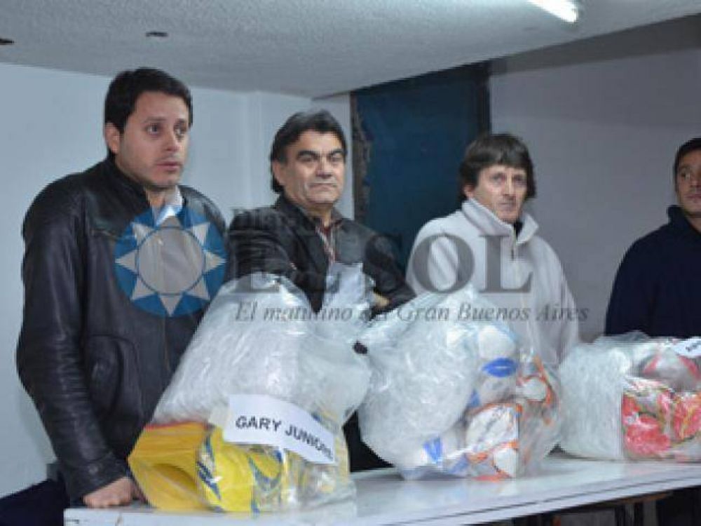 Entregan material a los clubes de f�tbol