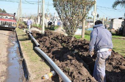 Contin�a la ampliaci�n de los servicios de agua potable en los barrios de Varela