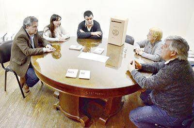 Con un ojo en lo que diga la Justicia, sigue adelante el cronograma de la consulta por la polic�a municipal