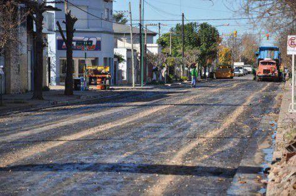 Comenzaron los trabajos de repavimentaci�n en calle Primera Junta