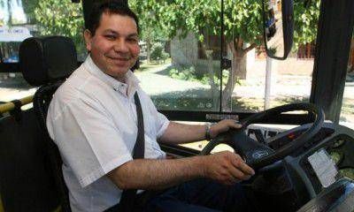 Reconocieron a Omar �vila, el chofer "buena onda" que les canta las paradas a los pasajeros