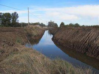 Se cambi� la traza de un importante conducto de agua	