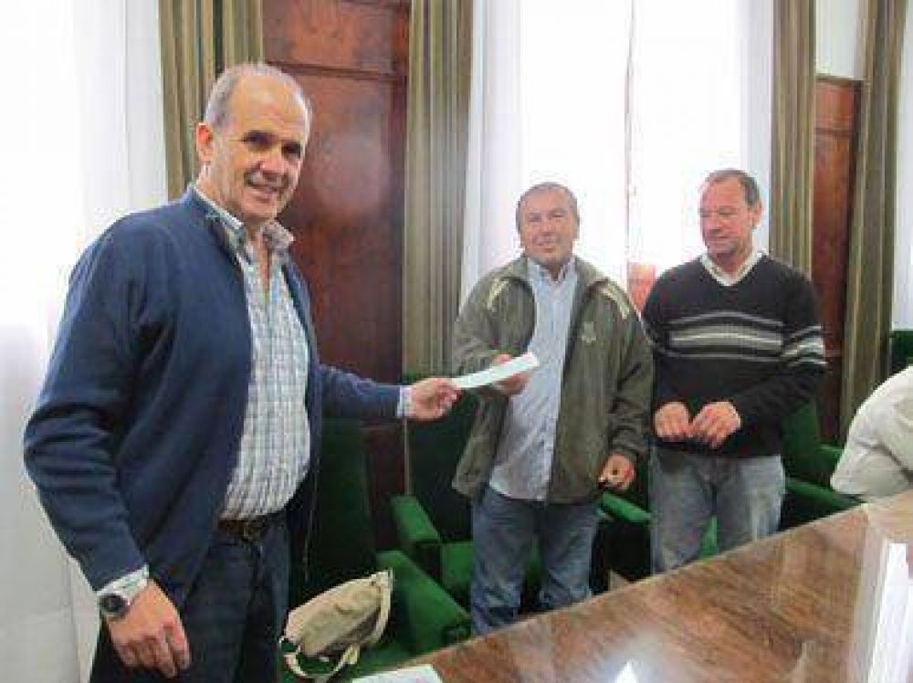 Pablo Zurro entreg� un subsidio de 195.540 pesos para la calefacci�n del Colegio Nacional	