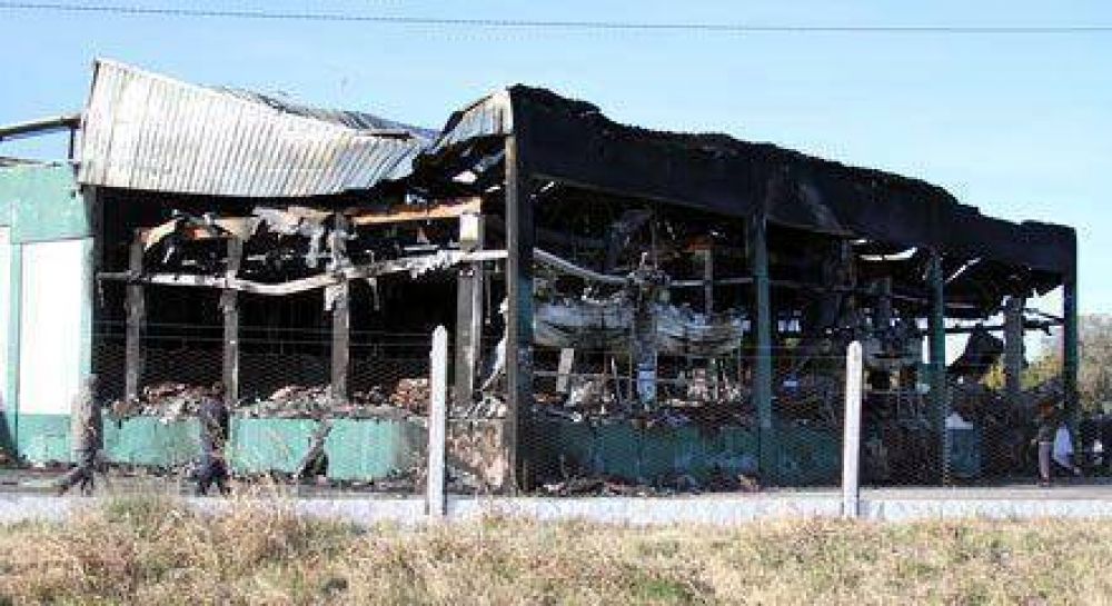 Voraz incendio en el Frigorfico Trenel: se quemaron 1.500 medias reses
