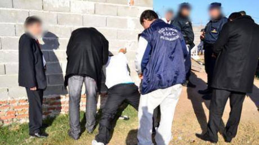 Son 21 los detenidos en operativo en Villa El Libertador y barrio Comercial