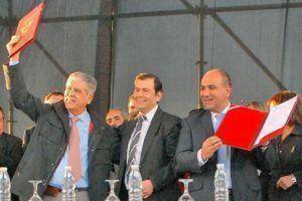 De Vido reclam� el apoyo de Santiago para lograr el triunfo en las elecciones