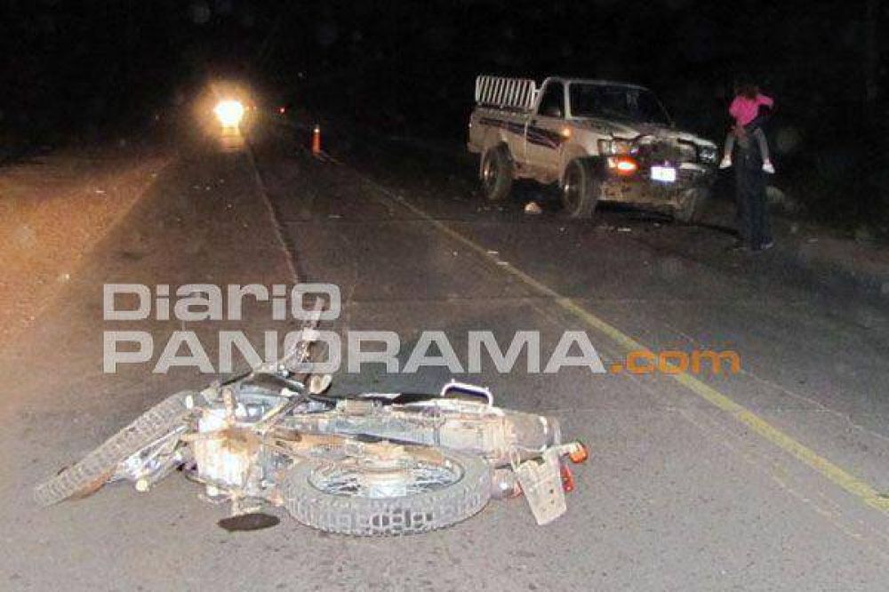 Un motociclista muere al chocar de frente contra una camioneta
