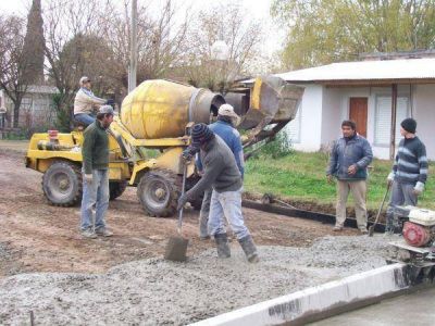 Gorosito anuncio la pavimentaci�n de una nueva cuadra en Del Carril