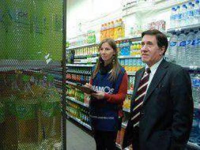Mirar para cuidar: Intendente D�az P�rez relev� precios en Valent�n Alsina