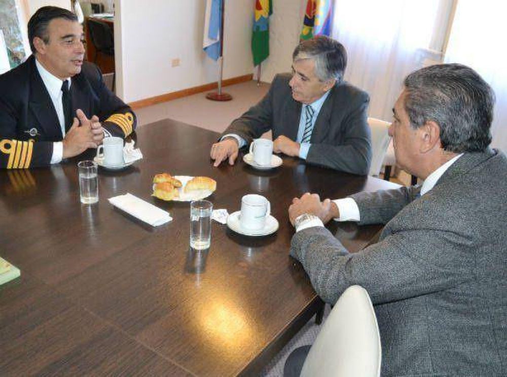 Slezack recibi� al director de la Escuela Naval Militar