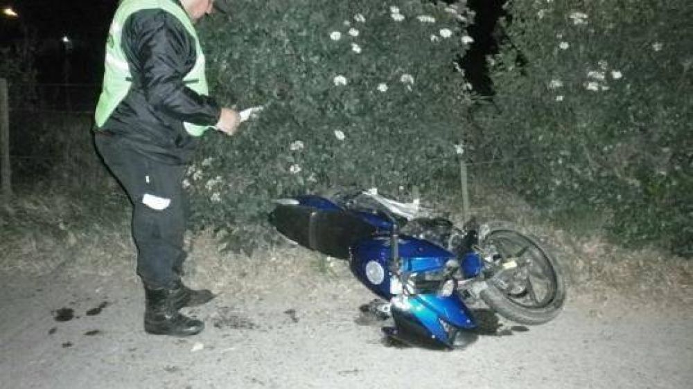 Una moto choc� con un auto que sal�a de un garage