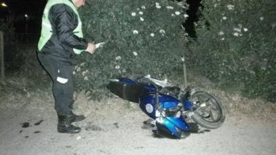 Una moto choc� con un auto que sal�a de un garage