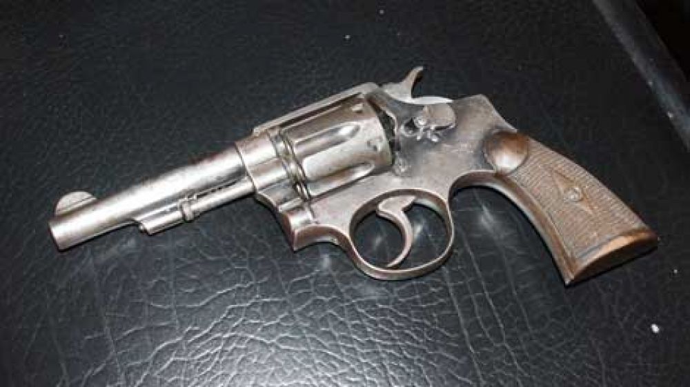 Una nena de 7 a�os llev� un revolver calibre 38 al Centro Florencio Varela 