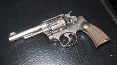 Una nena de 7 a�os llev� un revolver calibre 38 al Centro Florencio Varela 