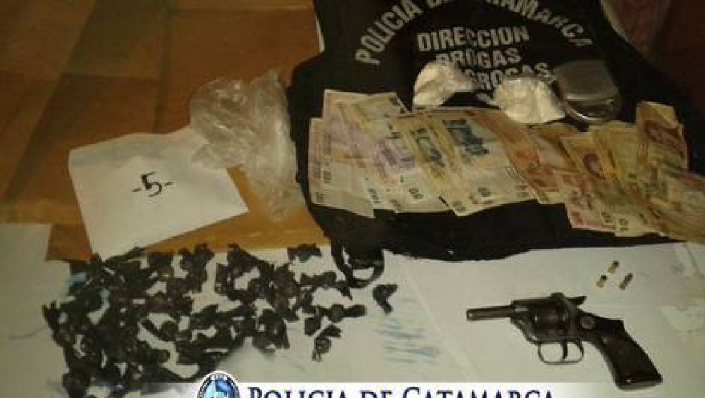 Allanan dos "kioscos" de droga en la zona norte