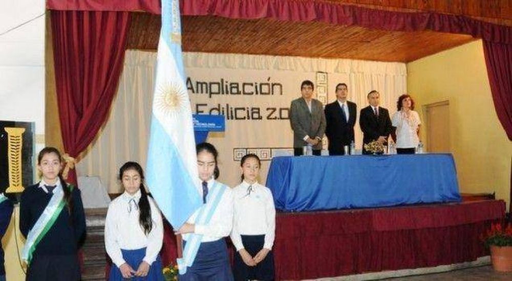 Inauguraron la refacci�n de la escuela 990 de S�enz Pe�a
