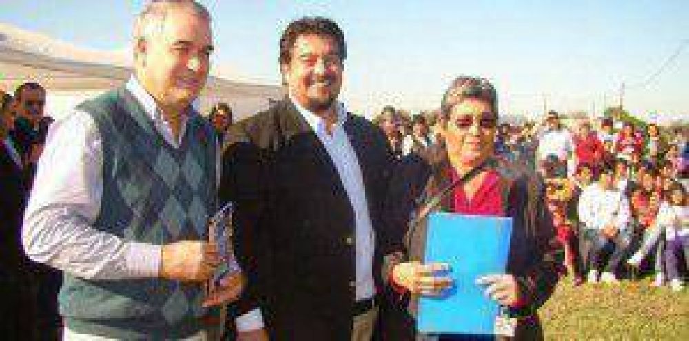 Habilitaron digitalizaci�n del Registro Civil, y entregaron viviendas en Villa 213