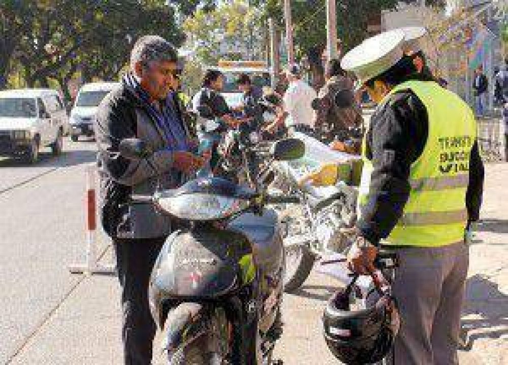 �Con casco s� vas�: controles a motociclistas en los puentes al centro