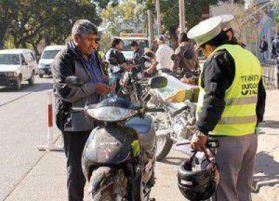 �Con casco s� vas�: controles a motociclistas en los puentes al centro