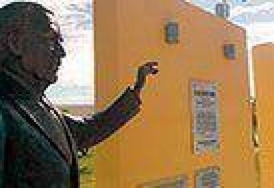 La estatua de Ra�l Alfons�n ser� colocada en el parque Don Tom�s