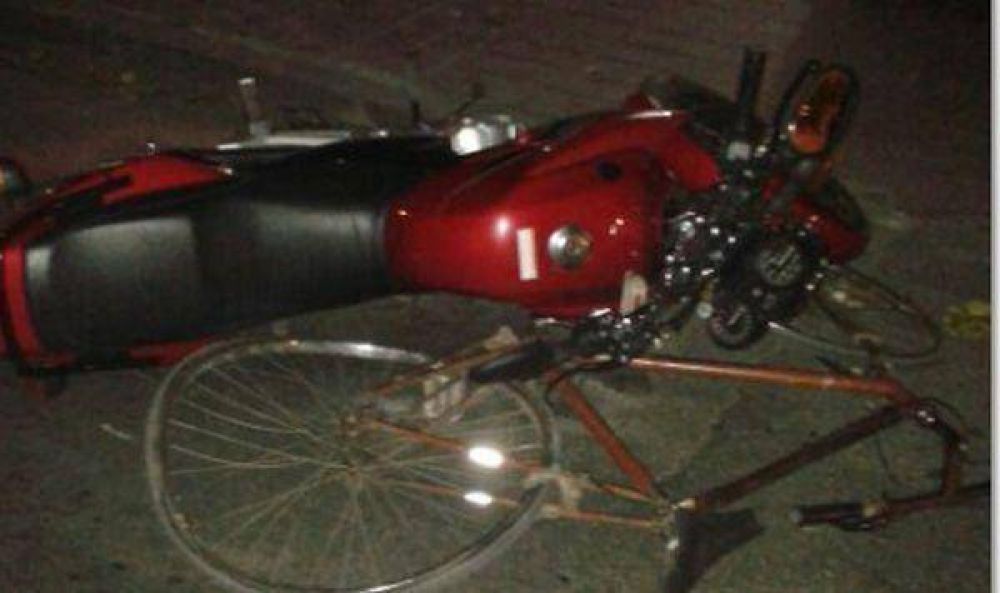 Motociclista y ciclista colisionan en capital