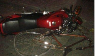 Motociclista y ciclista colisionan en capital