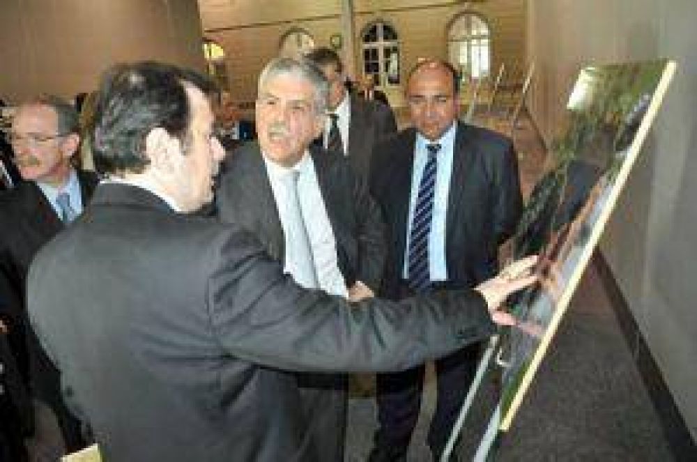 De Vido, Manzur y Zamora recorrieron el Forum