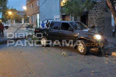Un camioneta choc� contra un �rbol y un poste de servicios