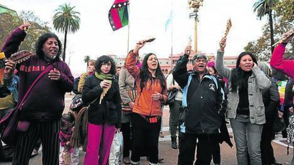 Cristina no los recibi�, pero los ind�genas levantaron el acampe