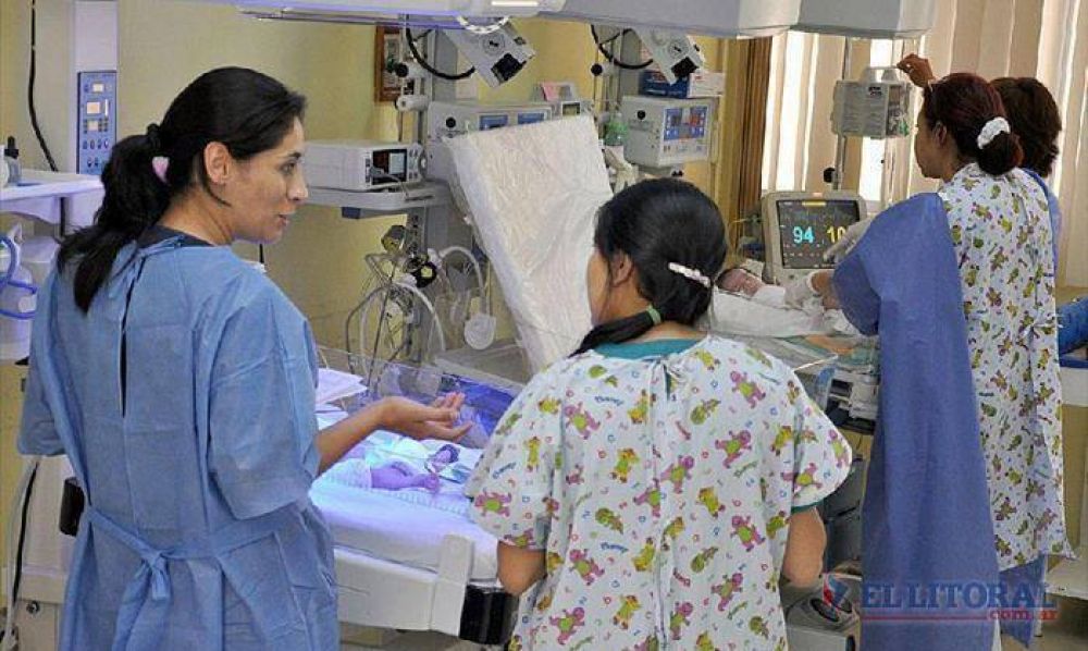Ni�a dio a luz a un beb� de bajo peso y ahora ambos se recuperan en el hospital