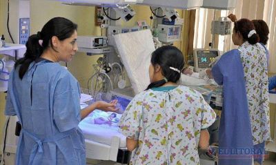 Ni�a dio a luz a un beb� de bajo peso y ahora ambos se recuperan en el hospital