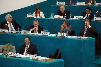 Aprueban restituci�n de tierras vendidas por Saiz