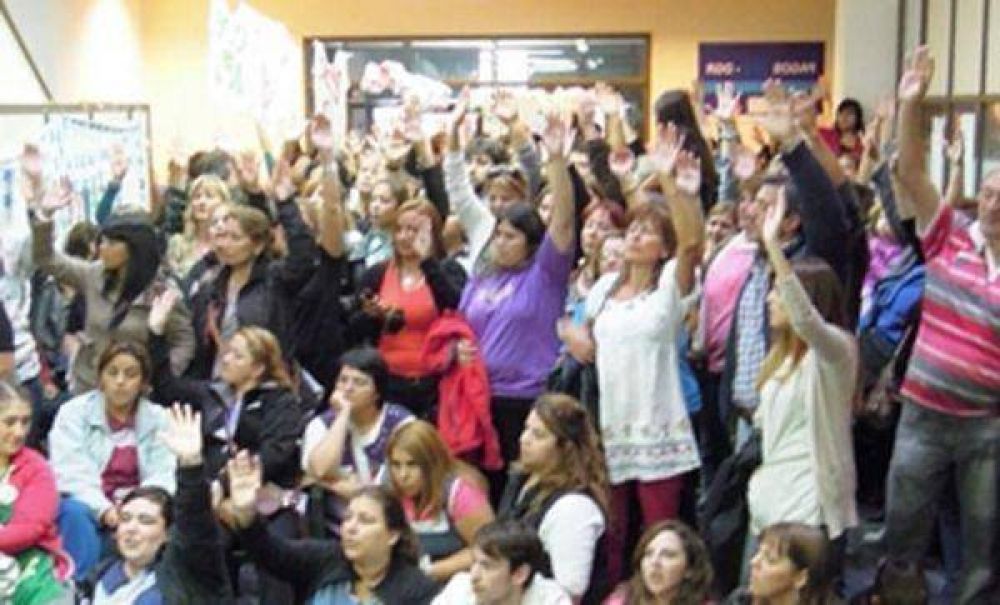 Docentes acusaron de traidores a los dirigentes riograndenses y les pidieron la renuncia Destacado