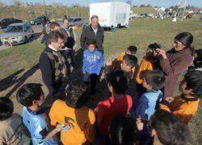 El intendente Pulti recorri� las canchas donde se juega el F�tbol Barrial
