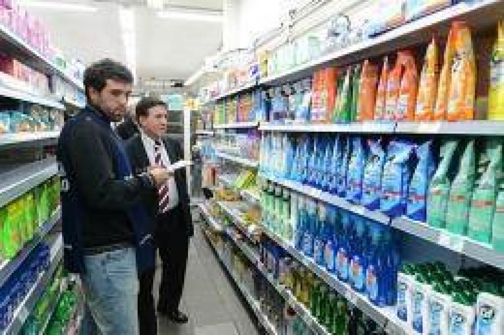 Instalan mesas para informar a los vecinos sobre control de precios