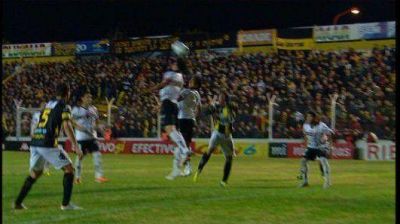 Color y calor en el Carminatti: Un empate que sirvi� para festejar el ascenso	